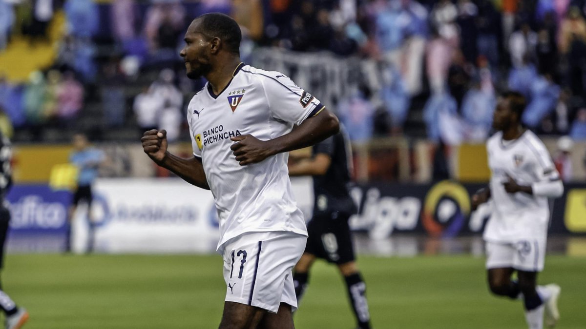 El goleador albo, Juan Luis Anangonó, puso el solitario gol del partido, en una lluviosa y fría tarde quiteña