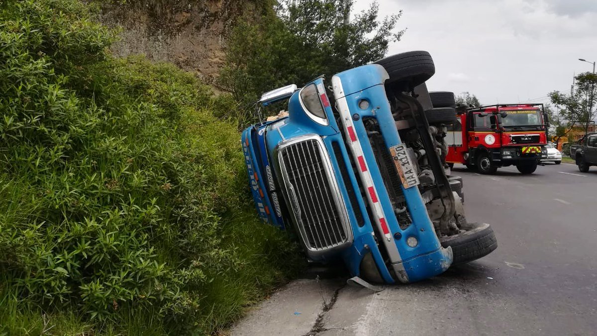 Equipos de emergencia se trasladaron a la escena para revisar a la persona que yacía herida dentro de la carrocería.