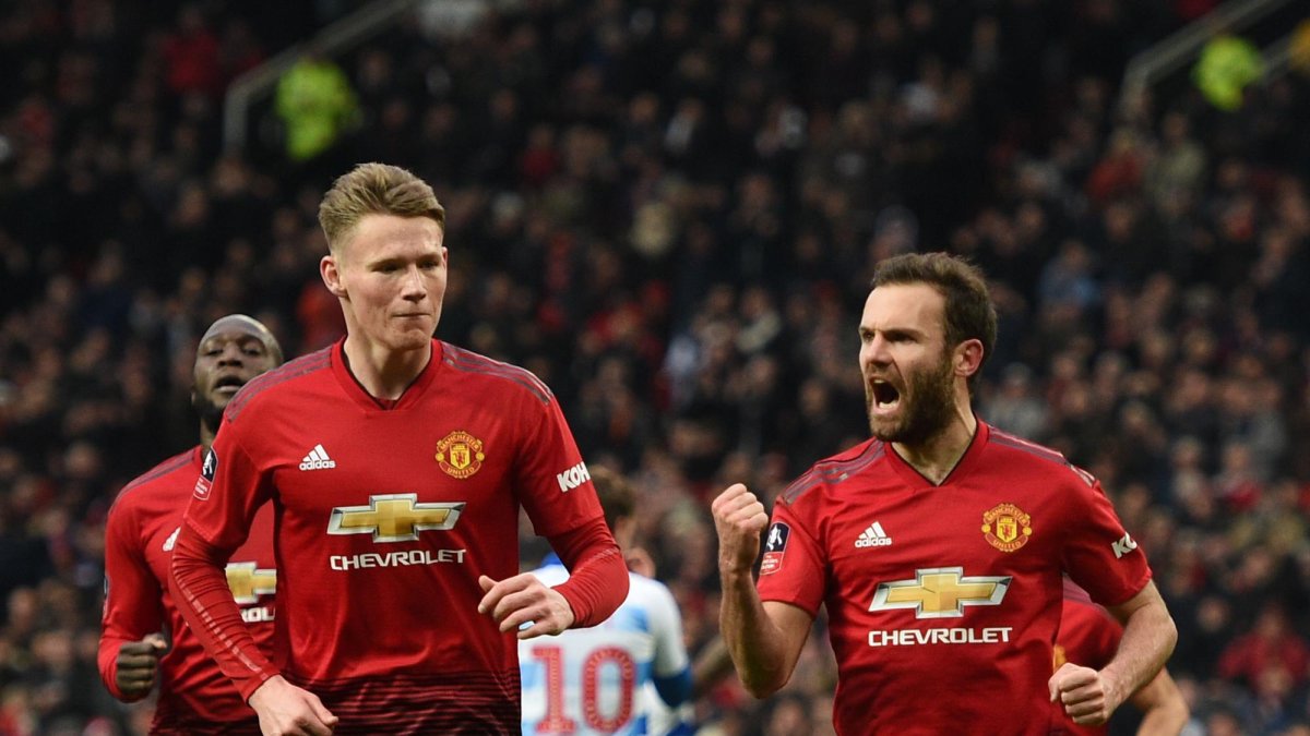 El equipo de Antonio Valencia empató con el descendido Huddersfield Town.