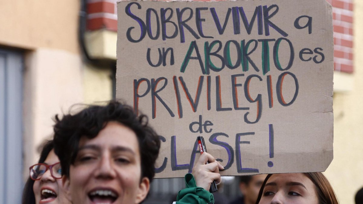 Un grupo de mujeres está a favor de la despenalización del aborto por violación.