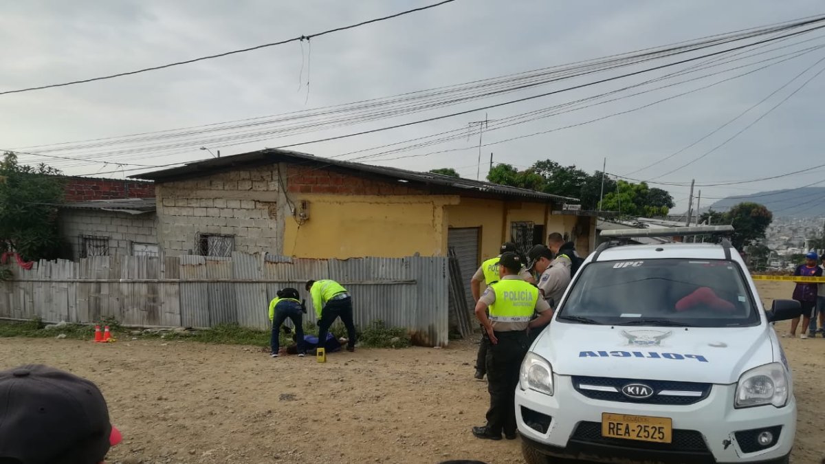 Al sector, ubicado en el noroeste de Guayaquil, acudieron peritos de Criminalística, quienes inspeccionaron el cadáver y encontraron posibles indicios del crimen, entre esos algunos sobres.