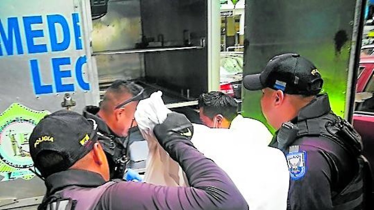 El cadáver fue recogido por agentes de Criminalística que llegaron al sitio.