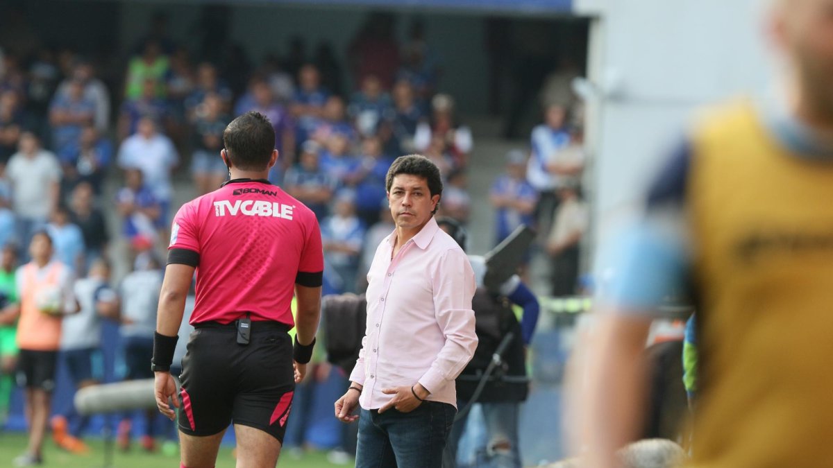 Sostuvo que el entrenador español debe fijarse en lo suyo.