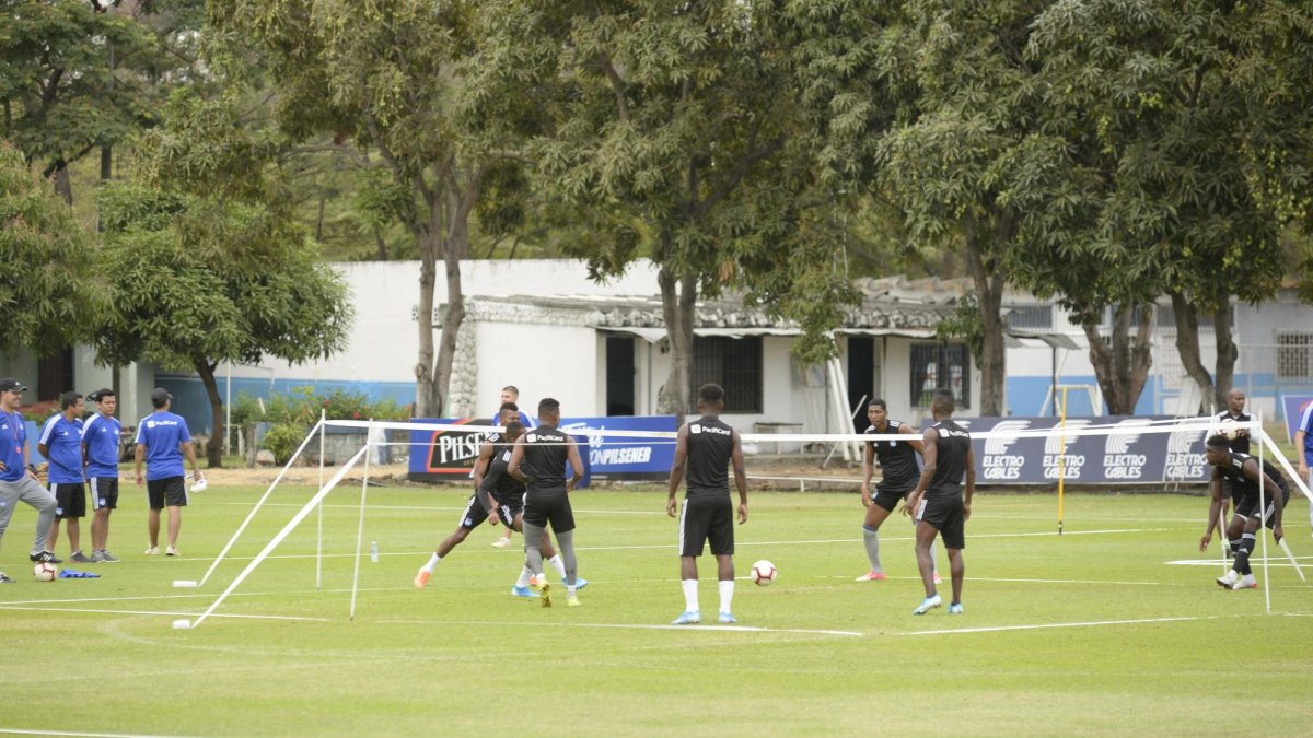 Esteban Dreer, Dixon Arroyo, Joao Rojas y Wilmer Godoy tienen cuatro amarillas y de ser amonestados ante Olmedo, se perderían el partido siguiente ante Barcelona.