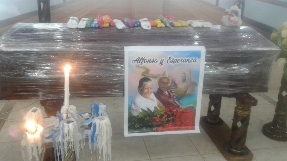 Una foto de la pareja se colocó pegada al ataúd donde estaban lo que quedó de los dos cuerpos.