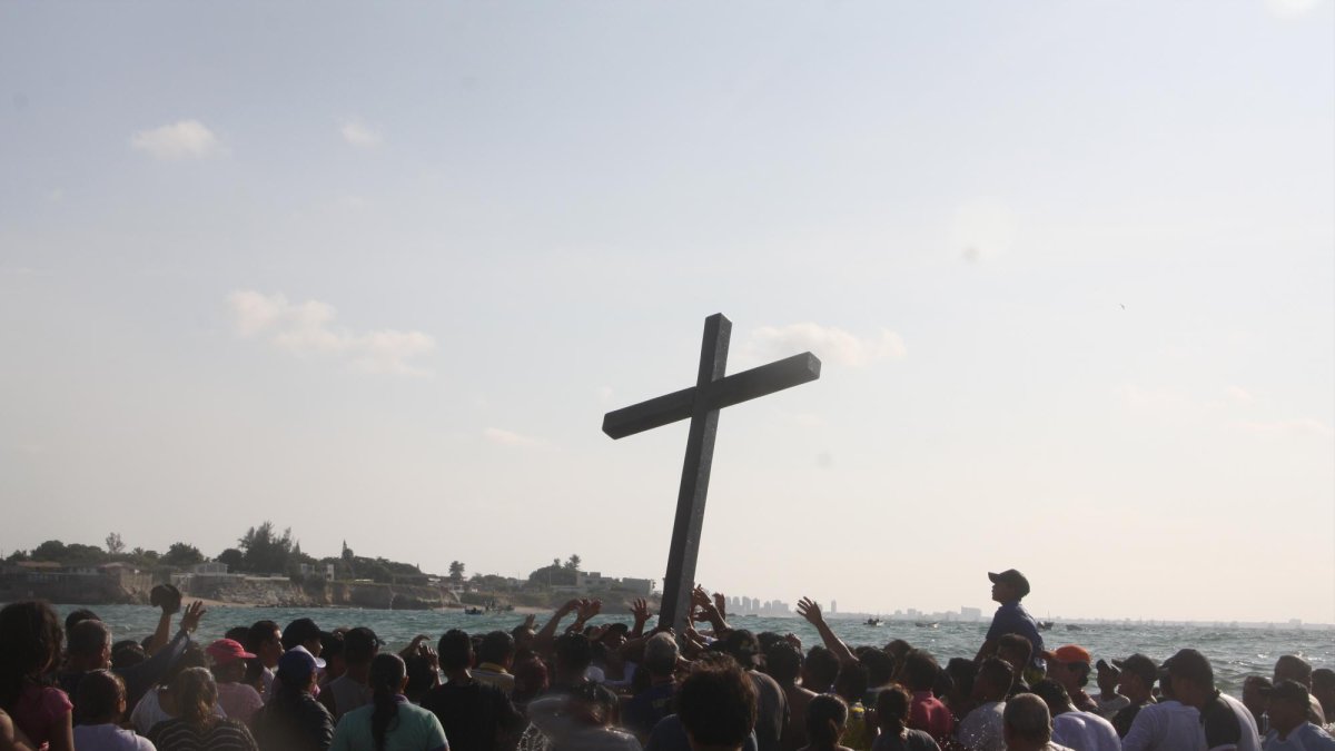 Los pescadores junto a los devotos gritaban al unísono “viva Jesús”, mientras sumergían el madero al agua por tres ocasiones. Cada vez que la cruz era levantada los feligreses le lanzaban agua y pedían bendiciones.