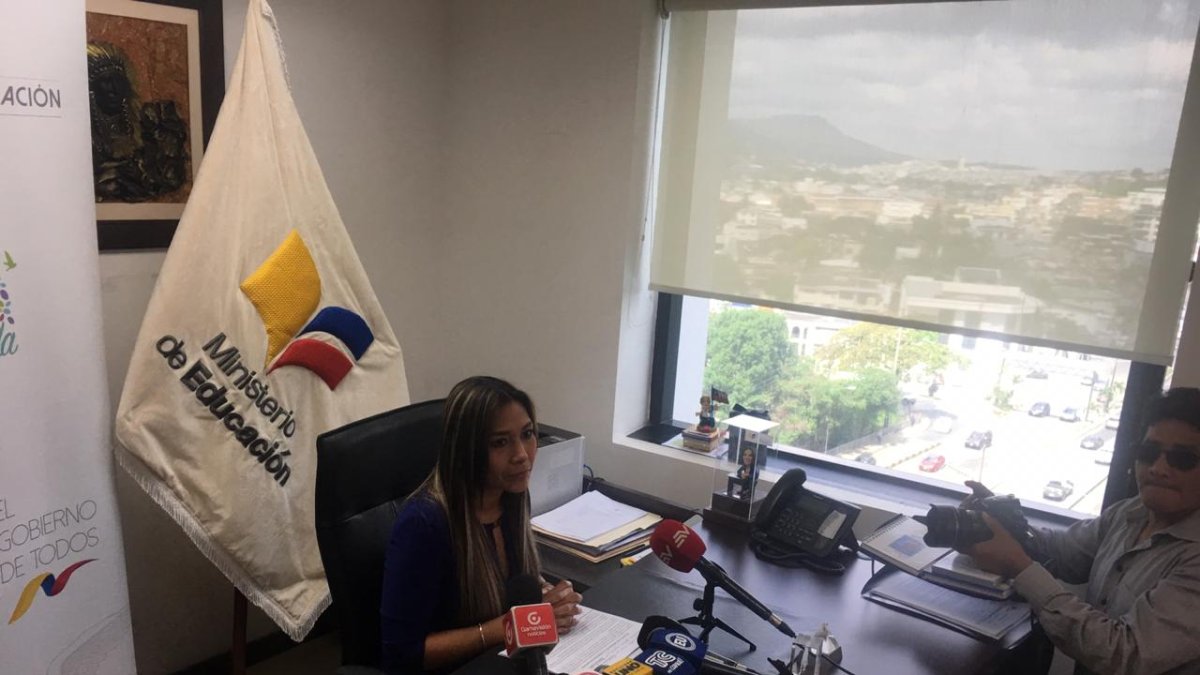 Érika Laínez, subsecretaria de Educación, explicó que se velará por la continuación de los estudios de los alumnos.