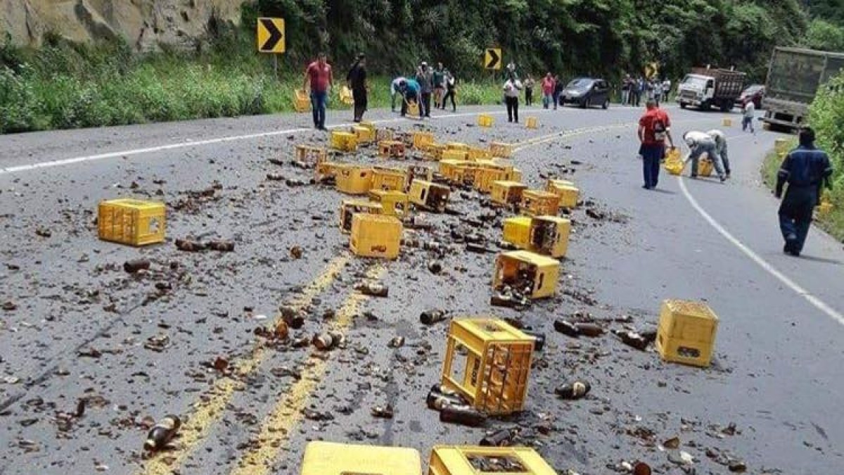 La semana pasada, jabas de cerveza cayeron de un tráiler en Quito, a 2 km antes del Quinche.