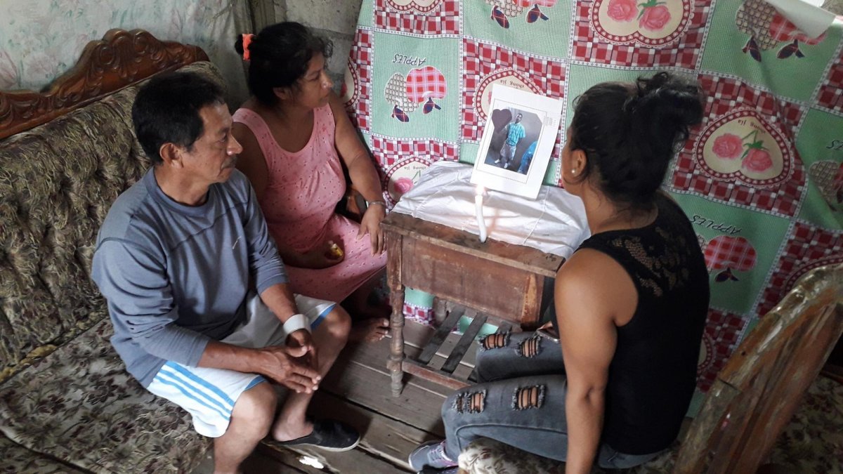 Los padres de Segundo David Villegas Moncayo y una hermana colocaron una fotografía suya para recordarlo.