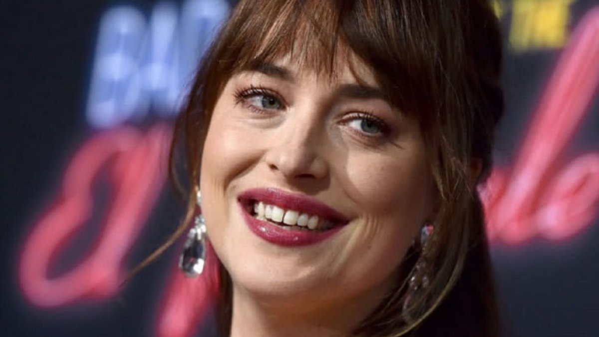 Dakota Johnson se realizó un notorio cambio en sus dientes.