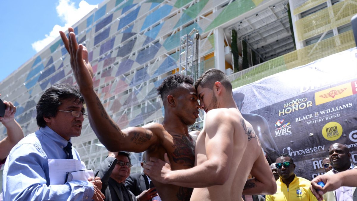 Marlon Delgado fue el subirse primero en la báscula, dado que este púgil tricolor es la cabeza de la cartelera denominada Prueba de Fuego.