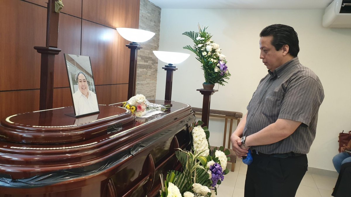 Carlos Alberto Flores mira con tristeza el féretro donde reposan los restos de su hermano, Jorge Luis.