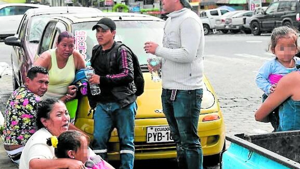 Los familiares del motociclista Julio Manzaba, desconsolados por su trágica partida.