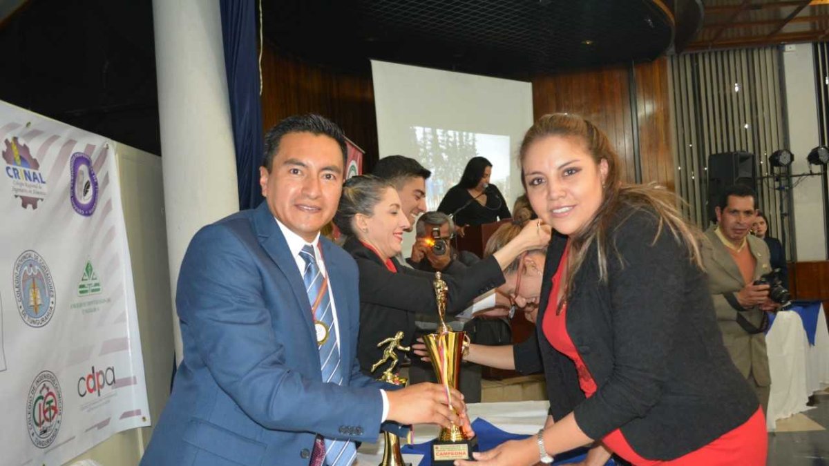 Elsy Vásconez recibió medalla de plata y bronce por su participación en natación.