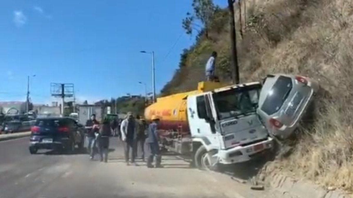 La colisión se dio entre un tanquero que aparentemente iba por la vía contraria y que supuestamente invadió el otro carril.