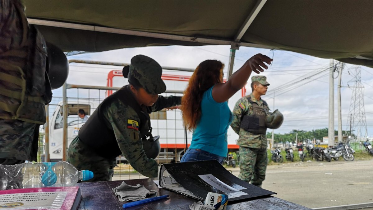 Militares revisan a todas las personas que ingresan a las cárceles, ellos han encontrado objetos prohibidos.