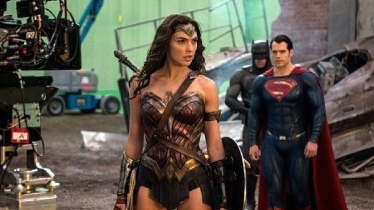 La cuenta muestra también bloopers que ocurren durante las escenas de grabaciones sin efectos especiales.