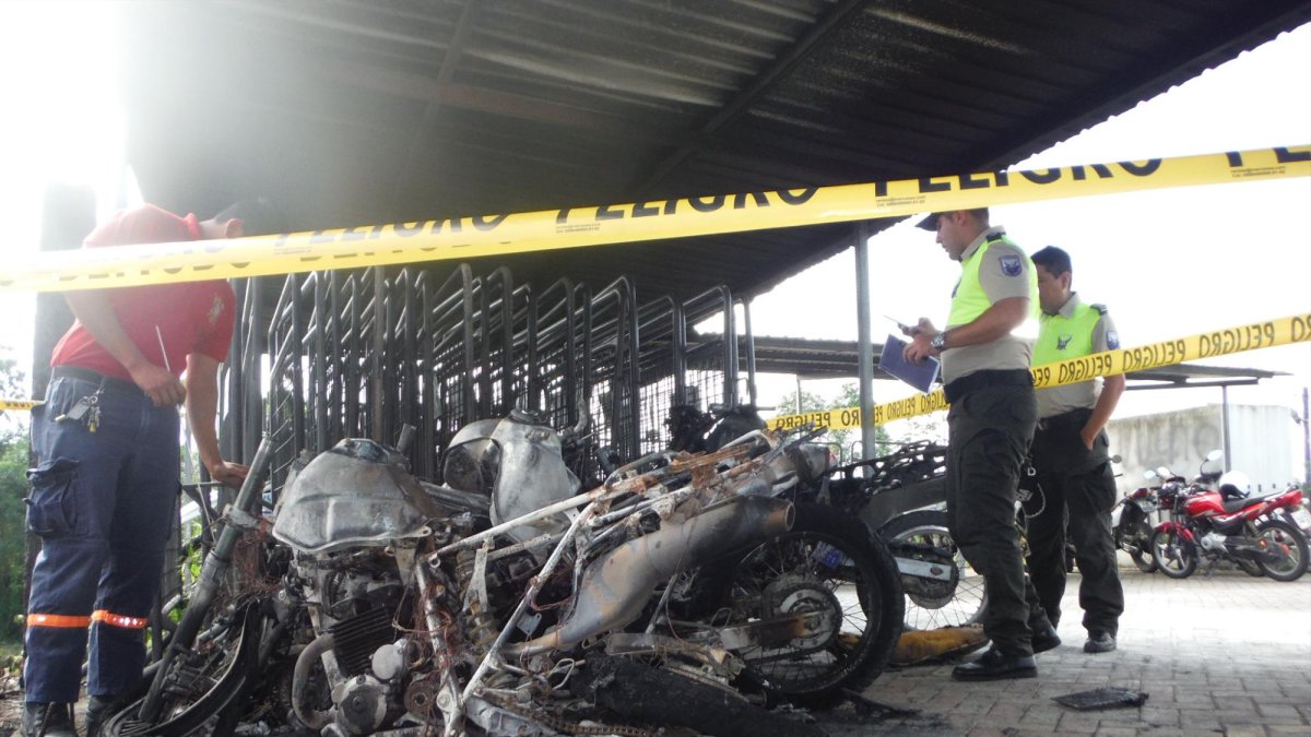 Cuatro motos y un auto se quemaron la madrugada de ayer. No hay responsables en este caso.