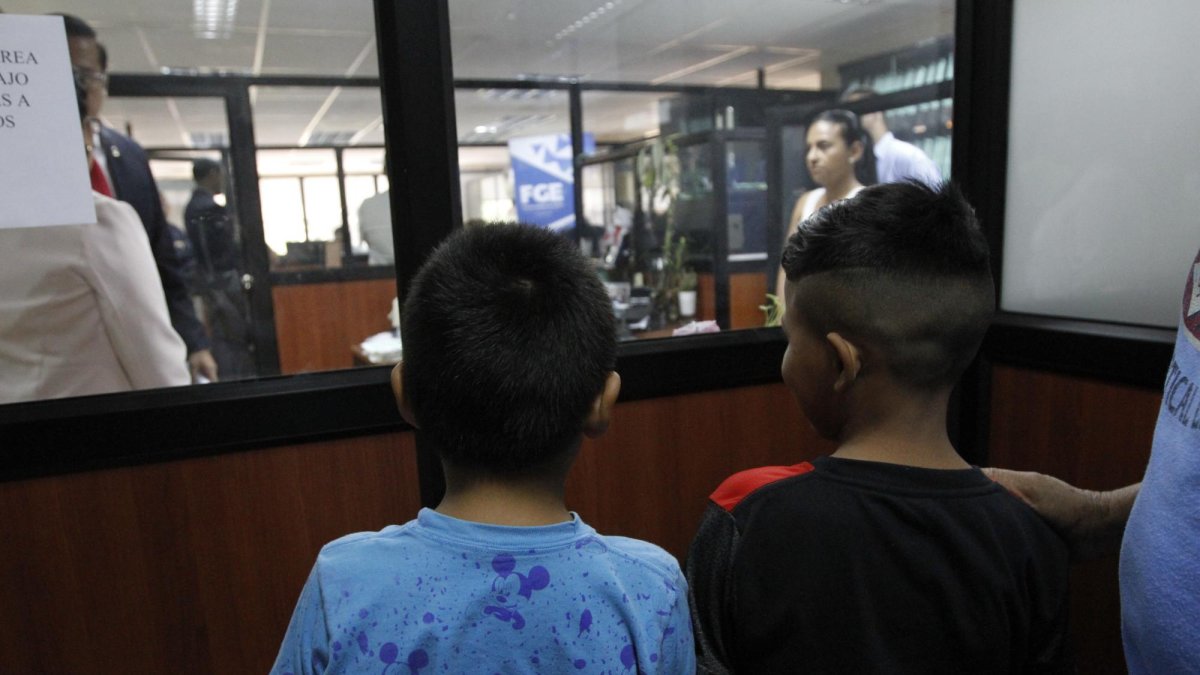 En 2017, dos de los niños afectados por abuso sexual en el colegio Aguirre Abad acudieron a oír declaraciones de una de las partes acusadas.