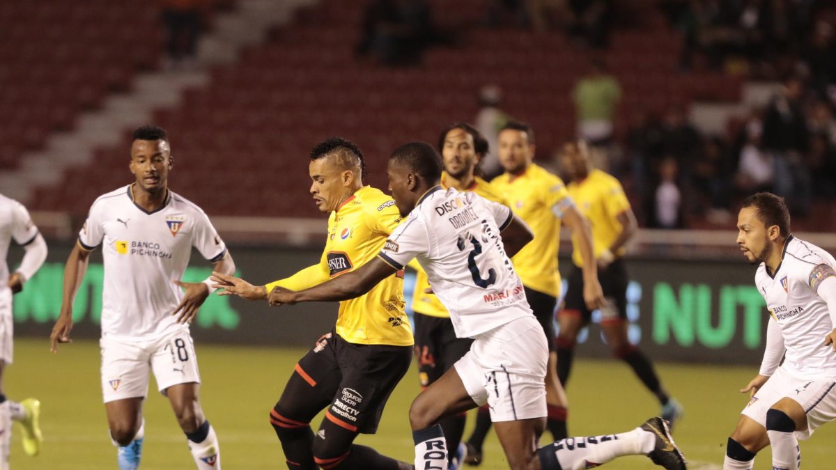 Los albos, pese a la expulsión del Toño Valencia y la lesión de Adrian Gabbarini, le ganaron a Barcelona con goles de Anderson Julio y Rodrigo Aguirre.