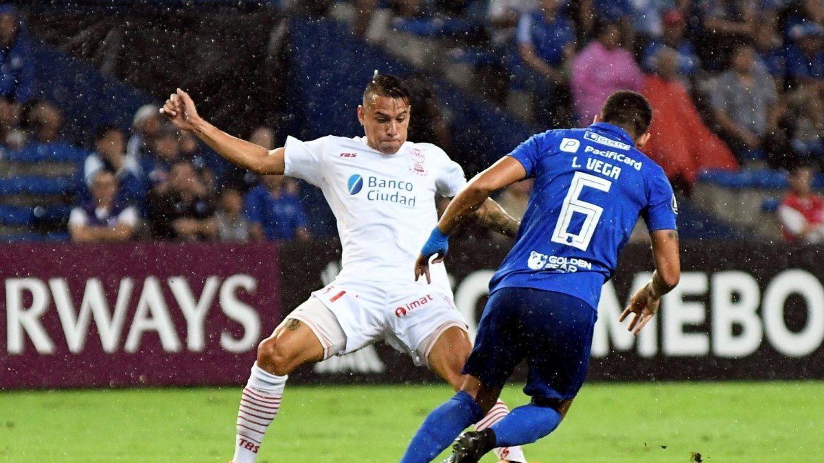El jugador del Emelec Wilmwe Godoy (i) disputa el balón Carlos Auzqui (d) de Huracán durante un partido por el grupo B de la Copa Libertadores entre el Emelec ecuatoriano y Huracán de Argentina.