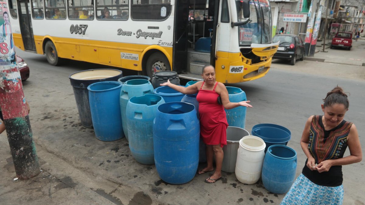 Este 12 de abril, más de 200 personas se concentraron desde muy temprano en el reservo de agua de Emapd-EP, en la tercera etapa de El Recreo.
