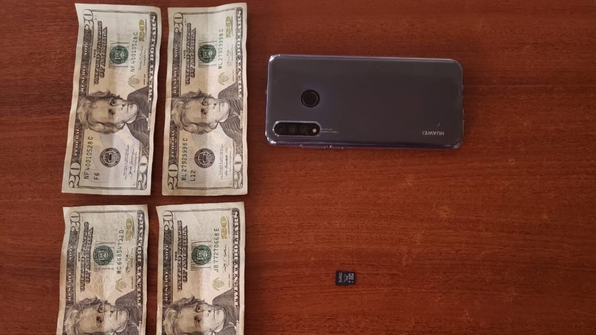 Al sujeto, que pedía 120 dólares por no mostrar el video, se le encontró un celular donde estaría la grabación.