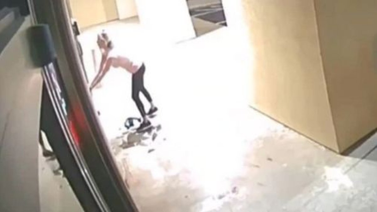 La mujer fue captada por las cámaras de seguridad pero aún no ha sido identificada.