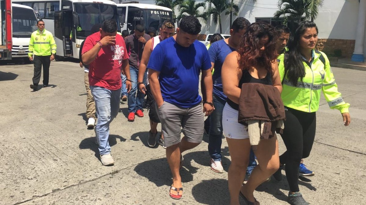 Los detenidos siguen el paso de la mujer que los lideraba en la actividad delictiva.