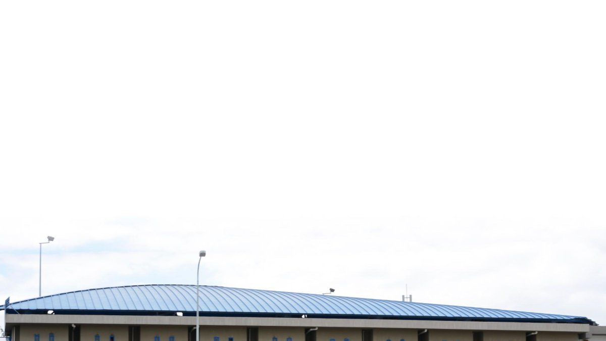 Al no tener un espacio físico donde secar su ropa, los presos utilizan las ventanas para colgar el uniforme y, a pesar del frío, esperar a que esté listo para usarlo.