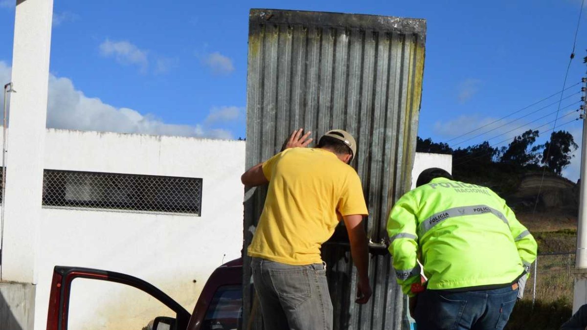 Momentos en que los agentes sacaban el alcaloide.