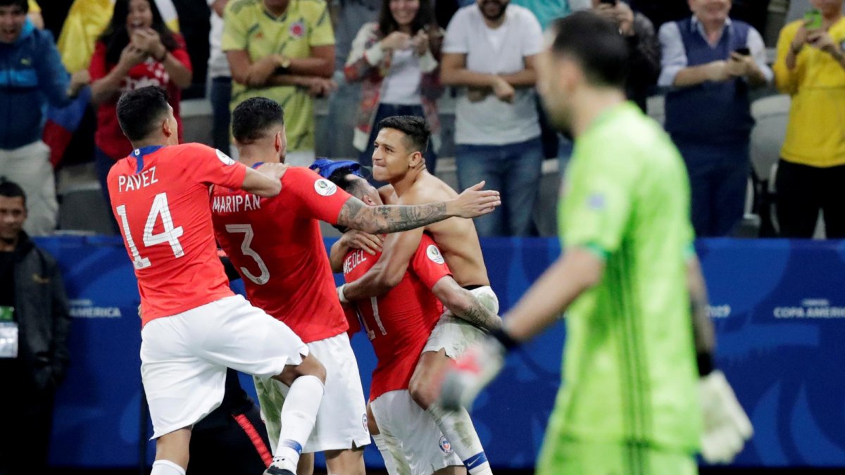 Los chilenos celebran la clasificación a semifinales. No fallaron un solo tanto en los lanzamientos penales.