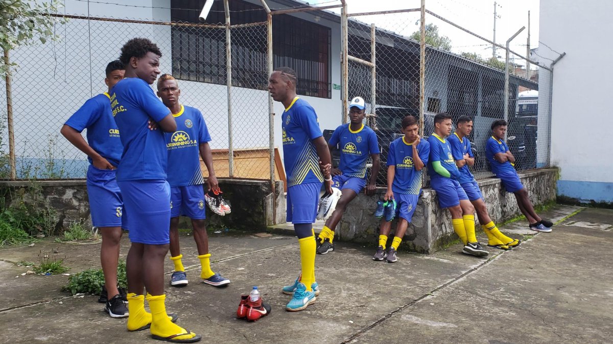 Los jugadores del club de la ciudad Las Naves toman un descanso luego de su entrenamiento.