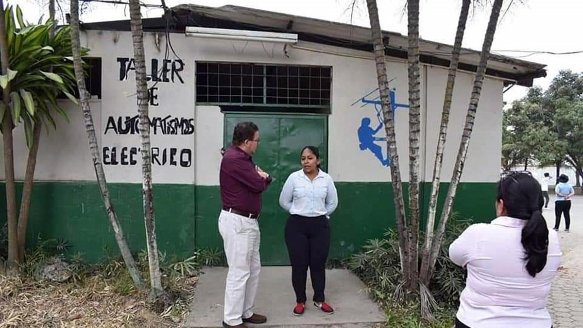Autoridades de educación recorrieron el plantel dentro de sus averiguaciones.