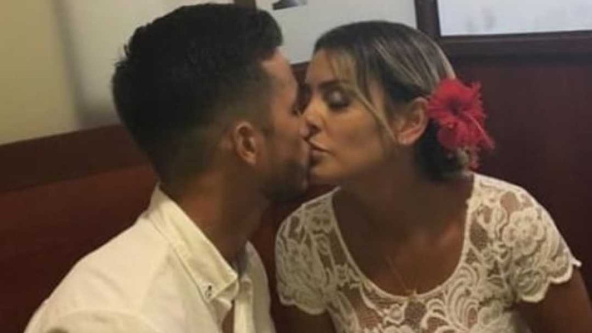 Ambos acudieron vestidos de blanco, con atuendos sencillos y cómodos.