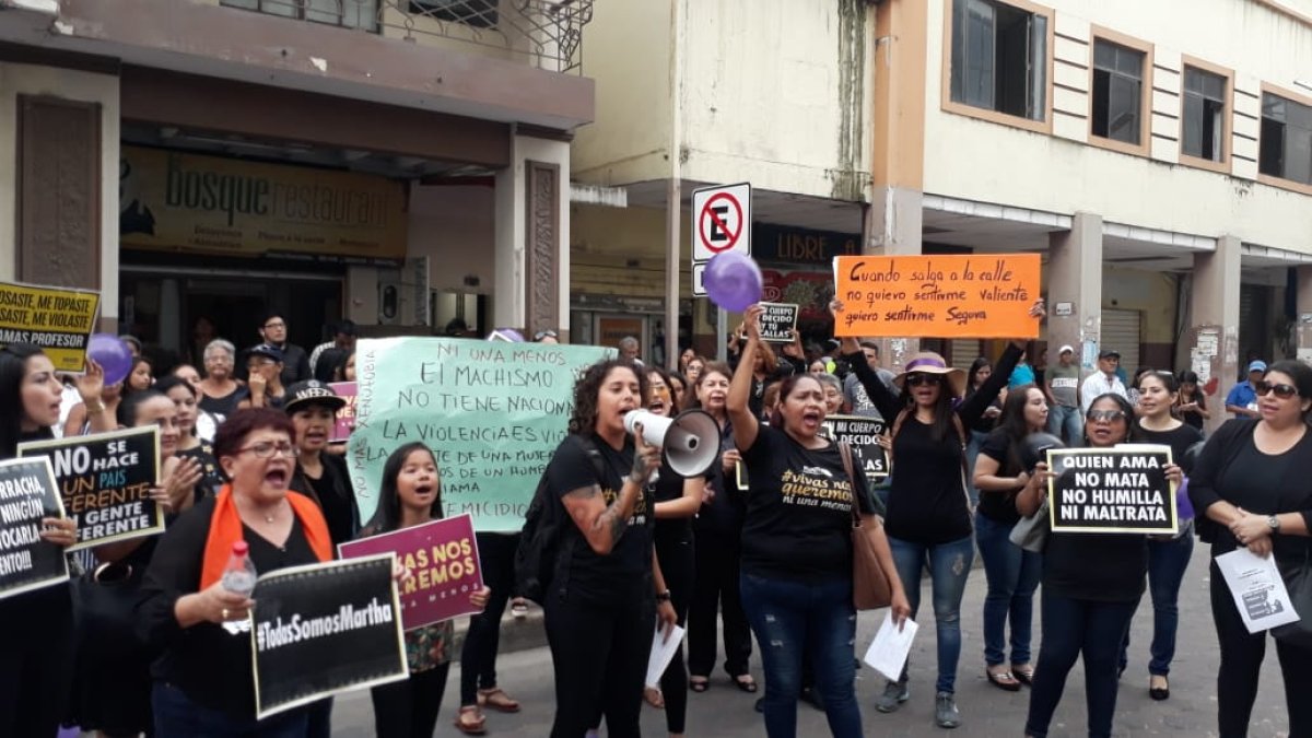 El plantón de los manifestantes se realizó a las 17:00 de este lunes.