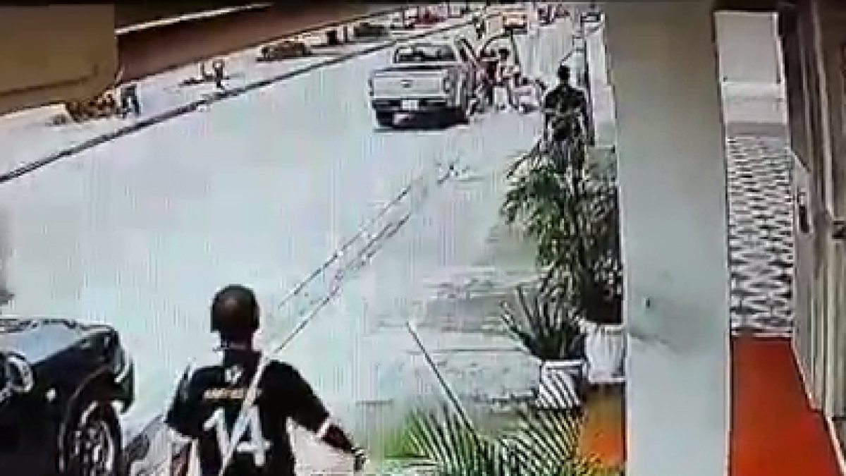 El dueño del local donde se grabó el video, Ridder Alcívar, manifestó que en redes solo se ve el primer video y no se muestra el segundo donde el conductor sube a la mujer y la niña en su vehículo.