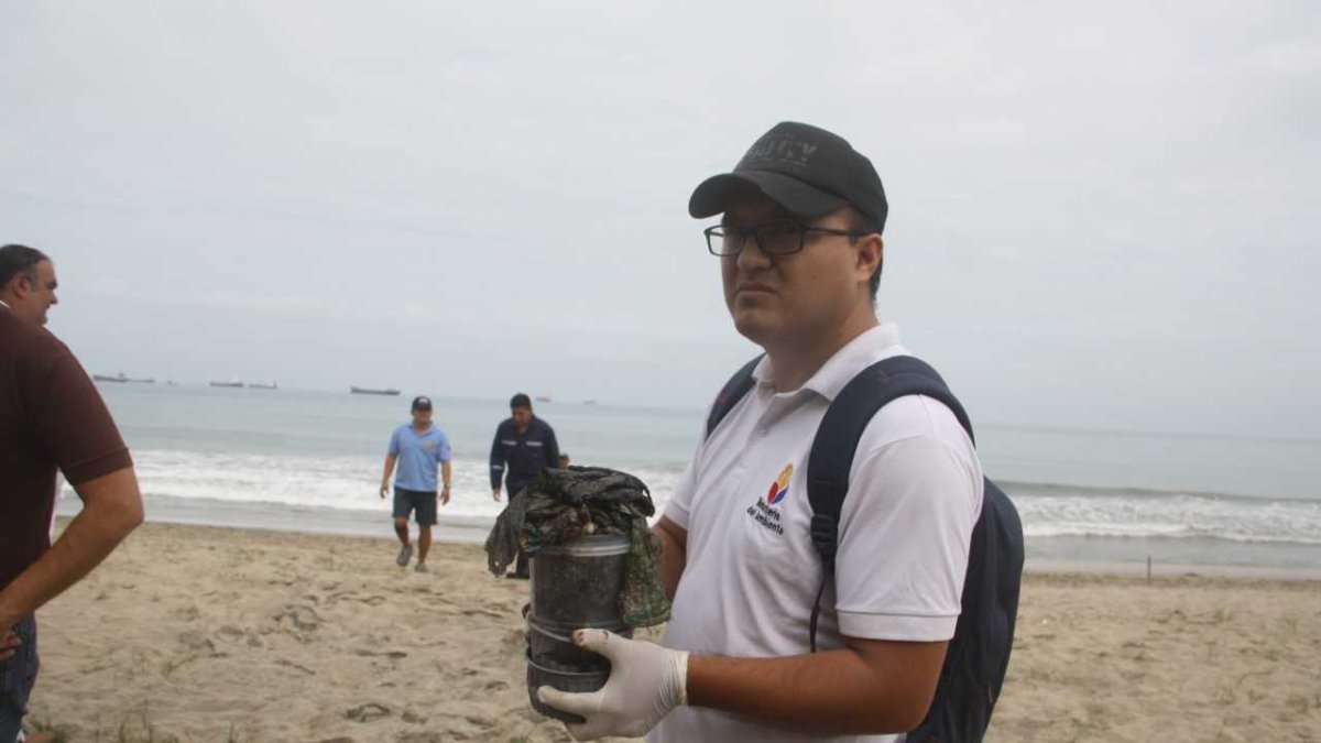 Expertos recolectaron muestras del material.