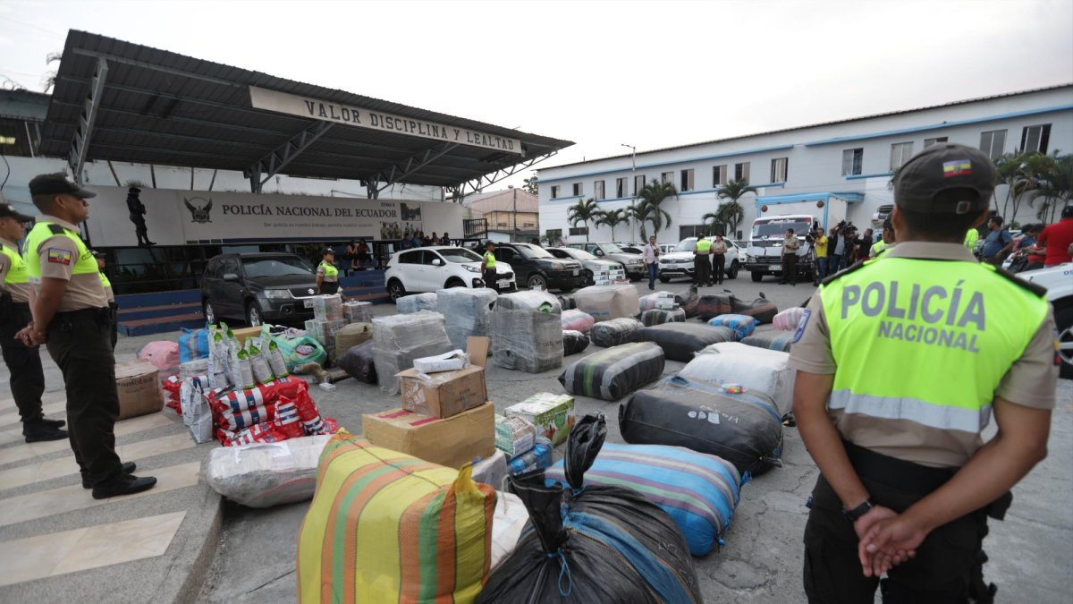 Policía detiene cuatro autos y furgón con mercadería ilegal.