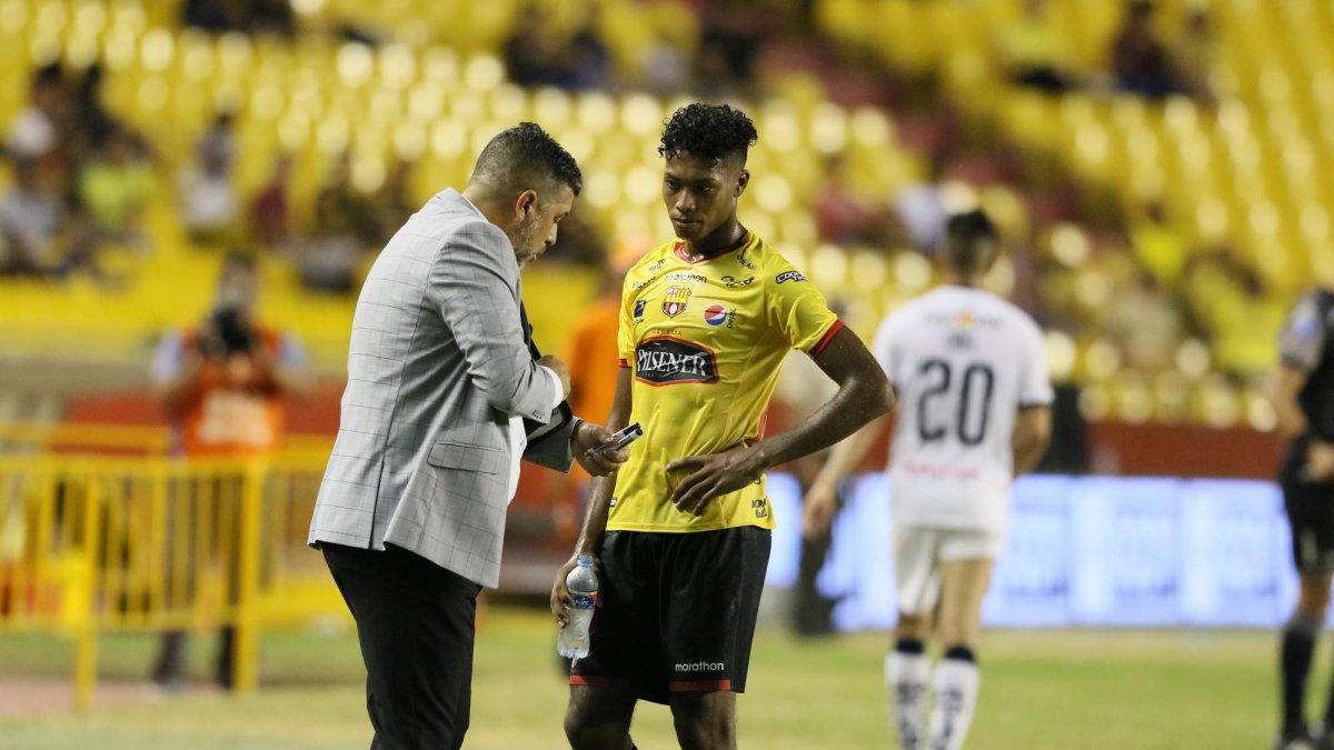 Referencial. Leonardo Ramos, DT de Barcelona, da indicaciones a Jean Carlos Montaño en un partido de la LigaPro.