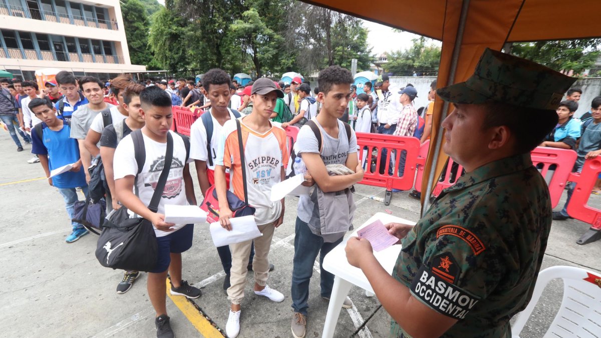 Desde la tarde del viernes 29 de marzo de 2019, miles de jóvenes se agolparon en los exteriores de la Base de Movilización Occidental de Guayaquil en espera de estar entre los 1.051 escogidos.
