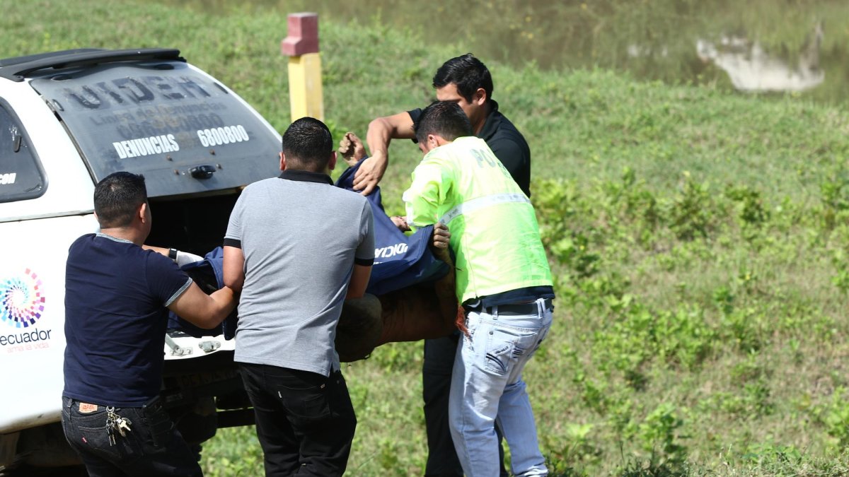 Al hombre lo encontraron muerto a las 06:00 del pasado domingo en un camino de tierra cercano al poliducto Pascuales - Cuenca.