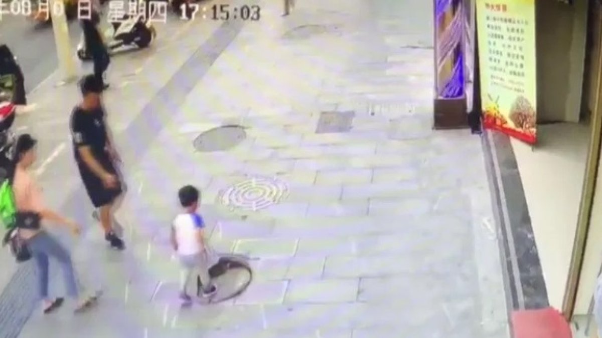 El menor se paró, con curiosidad, sobre la tapa del desagüe, pero esta se movió y el niño cayó dentro.