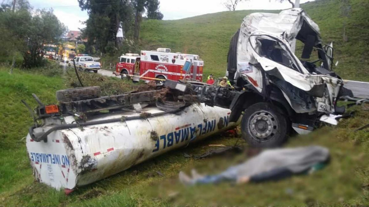El tanquero perdió el carril y se estrelló en la carretera Azogues-Biblián.