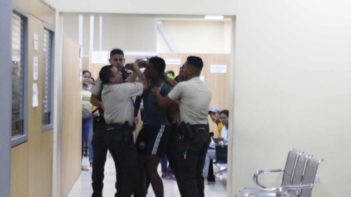 Cuatro policías tuvieron que utilizar la fuerza progresiva para esposar al detenido.