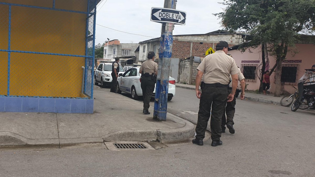 Agentes de la Policía Nacional realizaron un ‘barrido’ por la zona para tratar de dar con los autores de los disparos.