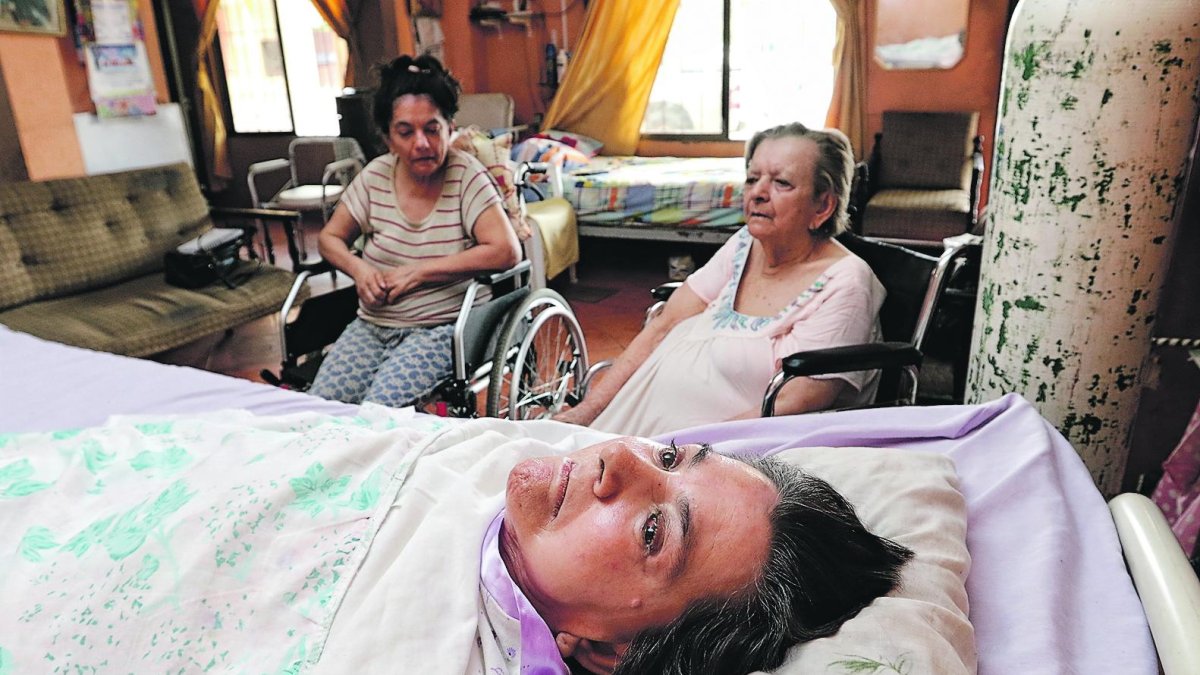 La de 51 años está esclavizada en una silla de ruedas, la de 59 permanece inmóvil en una cama por una caída. ¿Quién las ayuda?
