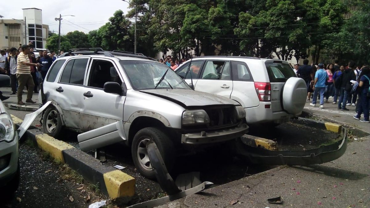 En el parqueadero de esa unidad académica se han colocado cintas de seguridad para evitar que los alumnos ingresen a la zona de la explosión.