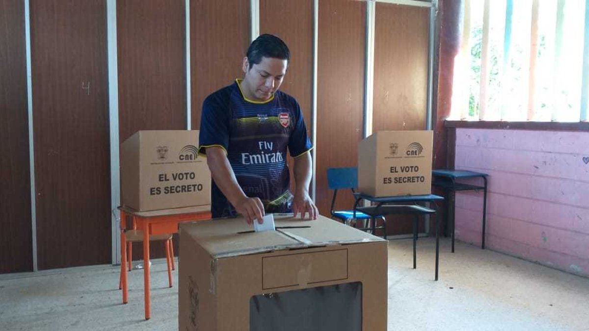 Los habitantes de Las Lajas acudieron desde muy temprano a ejercer su derecho al voto.