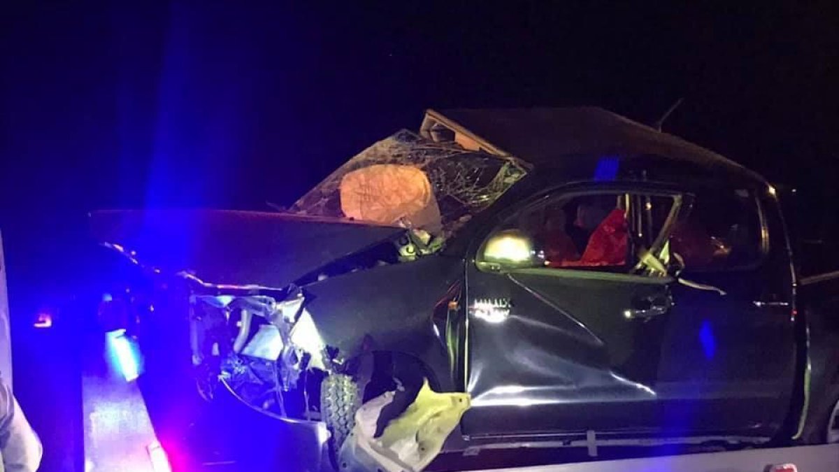 La camioneta doble cabina, color negro, fue la que recibió el impacto fatal del automotor pesado.